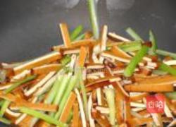 西芹豆干炒肉丝的做法图解6