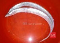 普宁豆酱烧带鱼的做法图解1