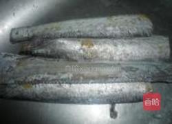 炸咸带鱼的做法图解1