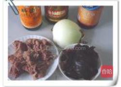 洋葱木耳焖牛肉的做法图解1