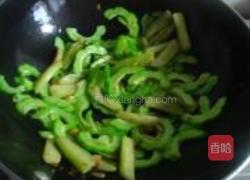 苦瓜炒茄子的做法图解4