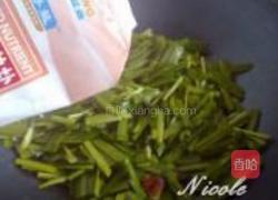 纯绿色素炒韭菜的做法图解3