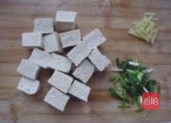 草鱼炖冻豆腐的做法图解2