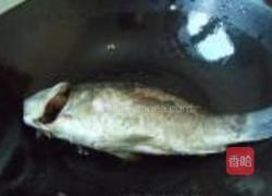 鲫鱼萝卜丝汤的做法图解3