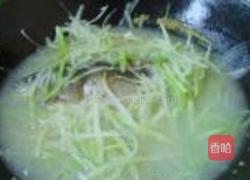 鲫鱼萝卜丝汤的做法图解6