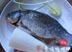 白萝卜丝鲫鱼汤的做法图解1