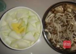 蟹味菇炖冬瓜的做法图解1
