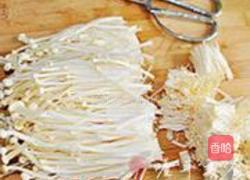 金针菇拌芹菜的做法图解1