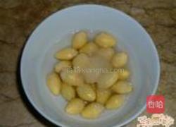 白果勺蛋糖水的做法图解1