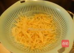 胡萝卜丝炒银鱼的做法图解1