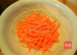 胡萝卜丝炒银鱼的做法图解2