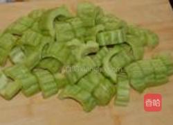 黄豆苦瓜猪骨汤的做法图解2