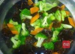 木耳拌西兰花的做法图解7