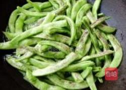 香肠炒豆角的做法图解1