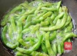 香肠炒豆角的做法图解2