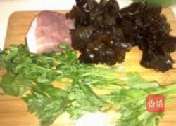 芹菜肉片炒木耳的做法图解1
