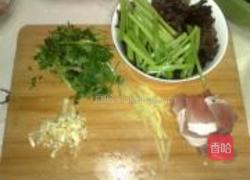 芹菜肉片炒木耳的做法图解2