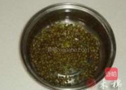 绿豆鸡蛋饮的做法图解2