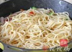 黑椒牛柳炒意面的做法图解6