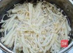 金针菇炒羊肉卷的做法图解1