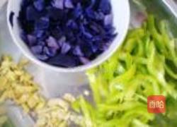 紫甘蓝炒鸡杂的做法图解2