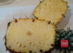 菠萝海鲜焗饭的做法图解1
