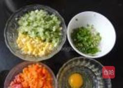 五彩蛋炒饭的做法图解2