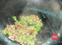 肉丁酱油焖饭的做法图解2
