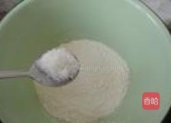 菠萝火腿花边比萨的做法图解1