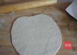 菠萝火腿花边比萨的做法图解6