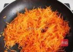 胡萝卜卷心菜炒馒头的做法图解1