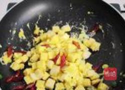 胡萝卜卷心菜炒馒头的做法图解6