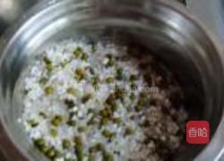 大米绿豆粥的做法图解2