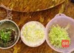 韭黄白菜猪肉饺的做法图解1