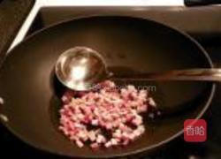 咸肉鸡蛋炒饭的做法图解1