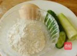 黄瓜鸡蛋饼的做法图解1