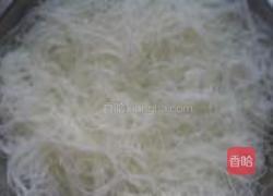 包菜肉丁炒米粉的做法图解1