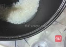 皮蛋瘦肉粥的做法图解1