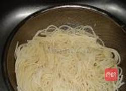 炒米线的做法图解1