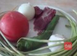 蒜薹拌面的做法图解1