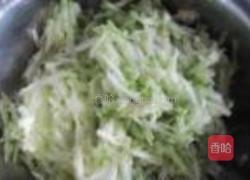 西葫芦鸡蛋虾皮蒸饺的做法图解4