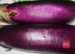 红椒炒茄丁的做法图解1