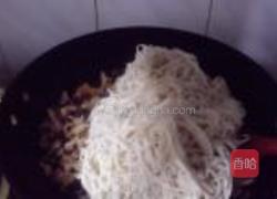 香菇冬笋肉丝炒面的做法图解13