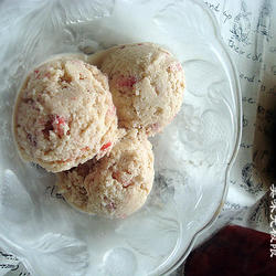 草莓果肉冰淇淋的做法[图]