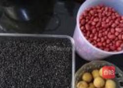 黑米花生桂圆粥的做法图解1