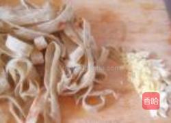 豆芽肉丝焖饼的做法图解3