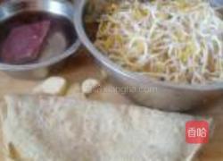 豆芽肉丝焖饼的做法图解1