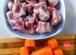 胡萝卜焖排骨的做法图解1