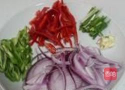 洋葱炒宽面的做法图解2