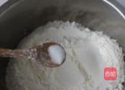 洋葱炒宽面的做法图解3